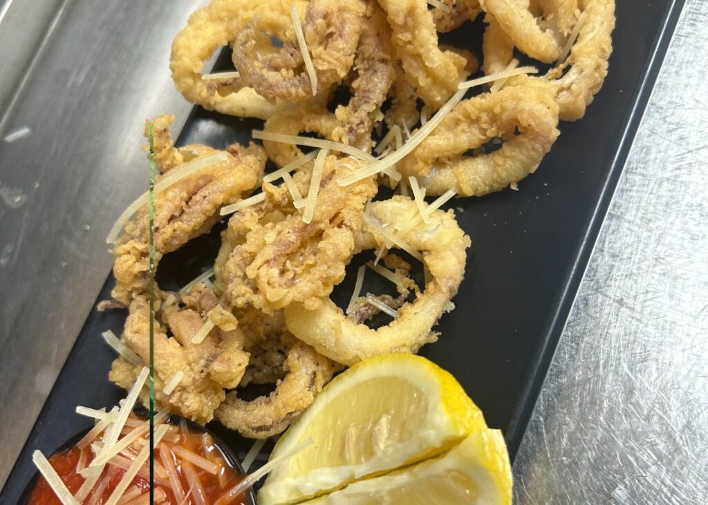 Fried calamari with lemon and marinara